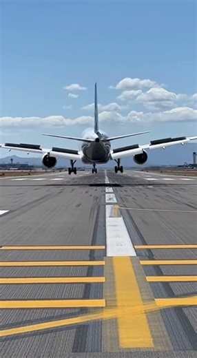 Boeing 787 Dreamliner Perfect Landing ✈️ | Taxiway Intersection View in 4K