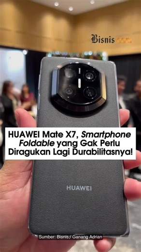 HUAWEI Mate X7, Smartphone Foldable yang Gak Perlu Diragukan Lagi Durabilitasnya! Resmi rilis di Indonesia, HUAWEI meningkatkan struktur fisik layar bagian dalam, menggunakan 3-layer Composite Ultra-Tough Structure yang diklaim meningkatkan ketahanan tekukan hingga 100% dan ketahanan benturan 20% dibanding generasi sebelumnya. Layar luar dilindungi Ultra Durable Crystal Armour Kunlun Glass dengan klaim ketahanan gores 16 kali dan ketahanan jatuh 25 kali lebih baik dibanding kaca standar. Tak ket