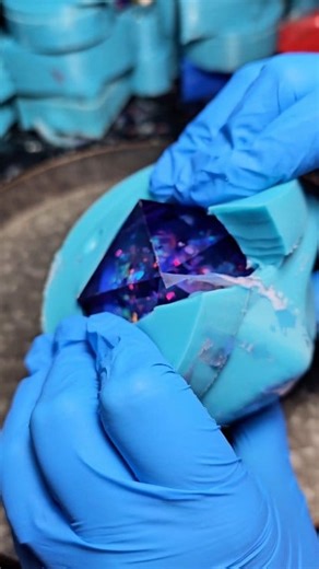 2.5M views · 65K reactions | ElectroHex is so hypnotizing  #dice #dnd #ttrpg #liquidcoredice #resinart | Cassiopeia Dice | Facebook