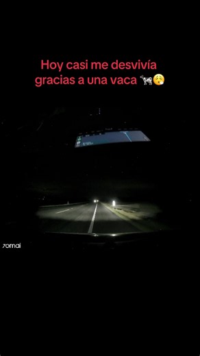 🚨 Hoy casi me desvivía gracias a una vaca 🐄😮‍💨 Venía de noche con mi familia bien tranquilo… cuando de repente veo a un carro haciéndome luces como loco. Y gracias a esa persona, que espero que la vida le multiplique todo lo bueno 🙌, alcancé a ver una vaca parada en medio de la carretera 😭 Por suerte iba a menos de 100 km/h… y gracias a mis reflejos de jugador que esquiva obstáculos desde niño, logramos librarla 😂 La neta, hoy entendí que a veces unos segundos hacen toda la diferencia. Y 