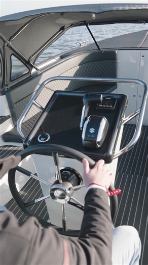 Klaar om te voelen hoe het écht vaart? 🌊 De Waterspoor 717 Outboard laat zien hoe strak, snel en stabiel varen kan zijn. #waterspoor717 #outboard #flevonautica #vaarplezier #ophetwater | FlevoNautica