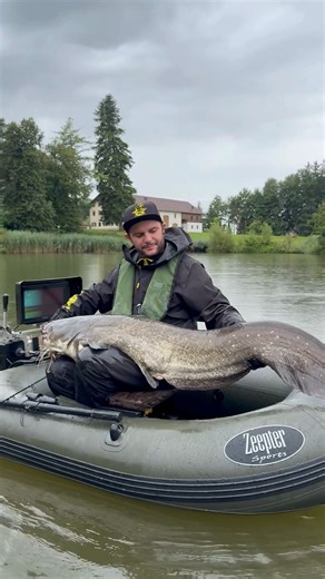 Wallerangeln mit dem Real Worm Teaser😎🤘! Begleite Thomas aufs Wasser und sieh, wie einfach und effektiv das Angeln vom Boot aus sein kann. Mit nur einem kleinen Boot, einer Rute und Rolle, ein paar Würmern und einem Echolot zeigt er, dass man für ein großartiges Angelerlebnis nicht viel Ausrüstung braucht👌. Manchmal ist weniger wirklich mehr. Kurze, spontane Sessions machen oft am meisten Spaß😊 – und wenn man es richtig angeht, kann man genauso viele Fische fangen, auch richtig große Exempla