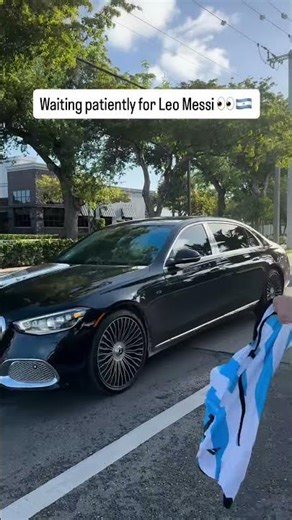 A lucky fan gets to meet Leo Messi! ✍️ #messi #football #shortvideo #leomessi #mlstv #soccer