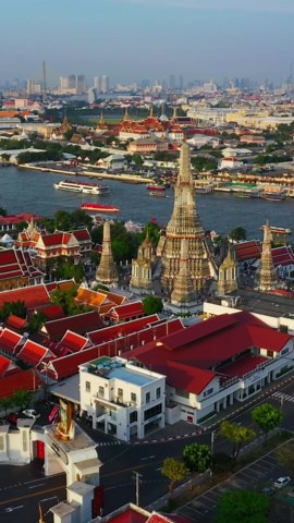 バンコクのスカイラインが明らかに：ドローンの視点から見るタイの文化タペストリー。