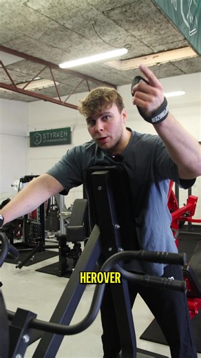 Er du også træt af, at dine fingre dør før din ryg? 😤 Stop med at lade grebet være din limiter. Straps V2.0 er lige droppet – opgraderet komfort, mere padding, mindre smerte. Træk tungt. Fokusér på ryggen. Lad grebet passe sig selv. 💪 Find dem hos GymOptimizer 🚀