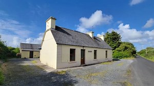 Inside stone cottage ‘brought back to life’ after makeover on market for €199k