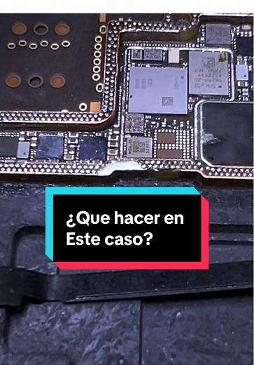 ⚠️ ¿Se unieron los pads al hacer reballing y no sabes cómo solucionarlo? 😱 ¡Tranquilo, nos pasa a todos! Aquí te muestro cómo solucionarlo fácilmente: ✅ Aplica flux sobre la zona afectada. ✅ Usa malla de soldadura. ✅ Con el cautín a 380°C, pásalo suavemente hasta que los pads queden perfectamente limpios. Esto garantiza que puedas retomar el reballing sin complicaciones y con limpieza perfecta. 🔥 Este es uno de los pasos clave que aprenderás en la metodología R25. 🚀 ¿Quieres seguir aprendiend