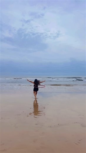 Meenakshi Bherwani on Instagram: "When your hula hoop dance gets an unexpected twist  This adorable doggo thought the hoop was his to fetch — thankfully, no one was hurt and only smiles were stolen! Hoop, beach, great music, and surprise guests… what’s not to love?  #HulaHoopDance #BeachVibes #HoopLife #DogBomb #HoopersOfInstagram #LetUsHoop"