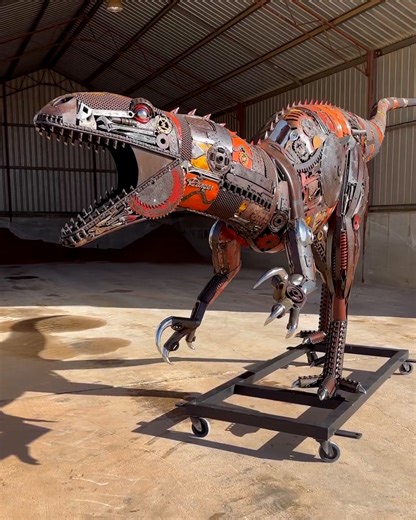 They make some absolutely incredibly realistic sculptures out of trash!😍 | UNILAD Tech