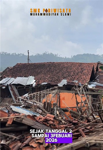 Hari ini kami belajar bukan hanya tentang sekolah… tapi tentang kemanusiaan. 🤍 Perwakilan Duta SMIP bersama dewan guru mendatangi posko bantuan di Desa Padasari, Kabupaten Tegal, yang terdampak bencana tanah bergerak. Kami melihat langsung bagaimana rumah-rumah retak, tanah bergeser, dan keluarga-keluarga harus bertahan dalam ketidakpastian. Anak-anak kami tidak hanya membuat liputan tentang musibah ini, mereka juga menyerahkan donasi untuk membantu saudara-saudara kita yang terdampak. Karena d