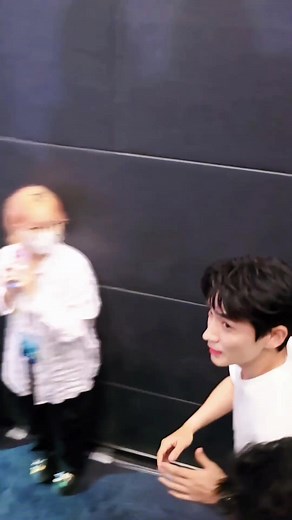 Đang chào hỏi thì được kêu tên. #Chu_Nhất_Long #ChuNhatLong #ZhuYiLong | Chu Nhất Long FC