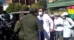 9.1K views · 163 reactions | #RADIO_FUEGO_INFORMA #quédate_en_casa #Urgente #ANF La Policía intenta desalojar a los médicos que instalaron el segundo piquete de huelga de hmabre en inmediaciones del Sedes La Paz. (Video: Sirmes La Paz) | Radio Fuego Argentina 94.7 | Facebook