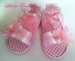 Sandalias en Foami (Goma Eva) para bebé - Arte en Tus Manos con Lili y Sam Hola Amigos!, hoy compartimos un vídeo viejito nuestro, pero que el paso a paso ha gustado mucho, estas sandalias son hechas con materiales sencillos y Manualidades - Arte en tus manos - Blog especializado - Las mejores manualidades