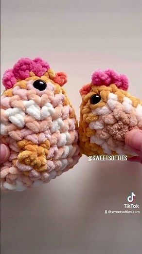 Free PLUSH granny square chicken pattern! 😍 So soft and squishy! #crochet #grannysquarechicken