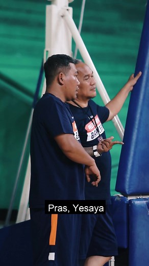 PJB’s assistant coaches mic’d up #LETSGOPJ #IBLIndonesia