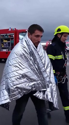 514K views · 8.8K reactions | Imagini incredibile din Constanța — un bărbat a fost descoperit dimineața, dormind pe brațul unei macarale uriașe. Echipele de salvare au intervenit timp de o oră pentru a-l coborî în siguranță. Nimeni nu știe cum a ajuns acolo. | Aitheria Global | Facebook