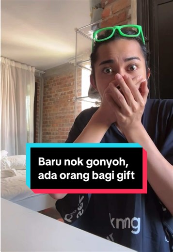 Baru nok gonyoh, ada orang bagi gift 😳 #ErvanRizuan