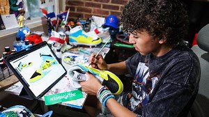 Valley Stream teen paints custom cleats for MLB stars