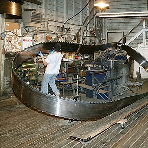 Here's How to Sharpen a Gigantic 50-Foot Bandsaw Blade  - Core77