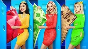 La vida de una niña rica y una pobre es muy diferente, pero cuando una niña rica aparece junto a una mega rica, las diferencias se vuelven aún mayores. ¿Puedes verlas todas? Después de todo, con muchas situaciones divertidas y luchas incómodas en la vida de los ricos y los que no tienen dinero, ¡es difícil dejar de reír y seguir cada característica y diferencia de los diferentes tipos de estudiantes! | Ratata Spanish