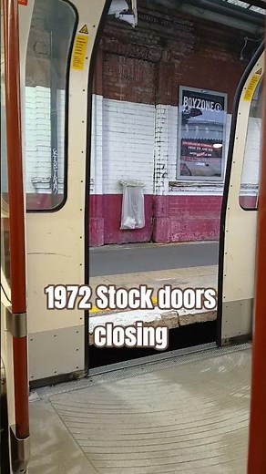 #bakerlooline #train 1972 Stock doors closing