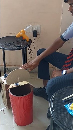 Smart 🤩 Dustbin ✌️Code in description|| Arduino project #engineering #shorts