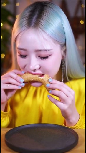 Trying the viral crunchy banana cake 🎂🍌#asmr #food #foodiechronicles #eatingsounds #dessertblogger