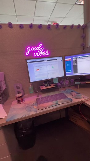 Transformed my cubicle wall💁🏾‍♀️💕💎#cubicledecor #cubiclelife #desksetup #deskdecor #officedecor #glamdecor
