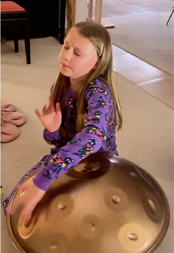 Every night before sleep, Sprites sits down with her handpan to play a free improvisation. And it’s also the first thing she does in the morning, right after she wakes up. Those twilight flows - at night and at dawn - often turn out to be the most magical. I think it’s because her mind is in a different state, still half-asleep, which allows her to drop even deeper into an infinite space of creativity. ✨We are currently recording her debut album. You can join the waiting list to be notified abou
