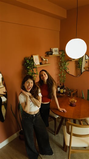 Gabe Zanqui on Instagram: "primeira transformação do ano já começou assim ✨ o apto da Bon irma tá quase pronto e tá ficando lindo!! a sala de jantar foi o meu favorito até agora, gostaro? todos os móveis são da @mobly, inclusive os espelhos e tapete 🧡 cupom 🏷️ESPECIALZANQUI pra comprar com desconto pelo site ou app da mobly se quiser os links, só pedir nos comentários que envio na dm IDS dos produtos: ✨mesa de jantar Keva: 677687 ✨conjunto de cadeiras: 1156540 ✨carrinho bar: 690203 ✨tapete red