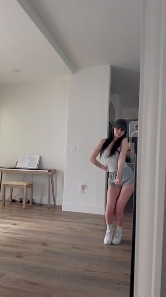 Elle Lee Returns After Overcoming Tough Times