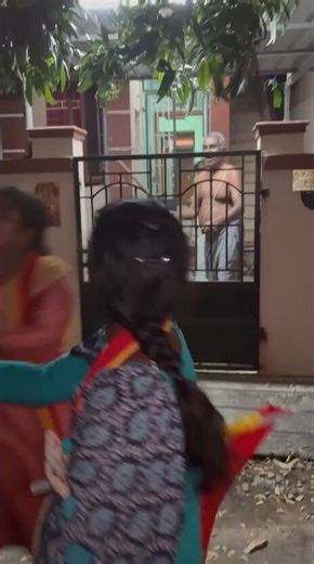 நேற்று இரவு திருச்சி கிழக்கு தொகுதியில் உள்ள கே.கே.நகர் பகுதியில் தமிழக வெற்றிக் கழகத்தினர், தலைவருக்காக வீடு வீடாக பரப்புரை மேற்கொண்ட போது அறுபது வயது மதிக்கத்தக்க முதியவர் ஒருவர் எங்கள் பெண்களை அநாகரிகமாப் பேசி, செருப்பை வைத்து எறிந்ததோடு மட்டுமின்றி கம்பை வீசி அடித்ததால் பெண் நிர்வாகி ஒருவருக்கு காயம் ஏற்பட்டுள்ளது கழகத் தோழர்கள் உடனடியாக காவல் நிலையத்திற்கு சென்று சம்பந்தப்பட்ட நபர் மீது புகாரளித்துள்ளனர். குற்றவாளி மீது வழக்குப்பதிவு செய்யப்பட்டுள்ளது.காலம் போன காலத்தில் ஆளும் மற்றும் ஆண்ட 