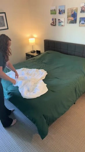 85K views · 951 reactions | How to Fold a Fitted Sheet: Low-Maintenance Edition #howtofoldafittedsheet #howtofold #lowmaintenancehome #sheetstorage #sheetsets #adhd #homehacks #organizinghacks #organizing | Kayleen Kelly Home Organizing | Facebook