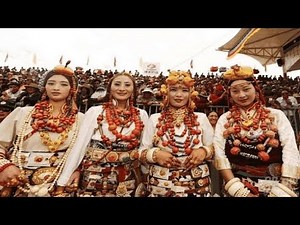 How do Tibetan monogamous and polygamous families allocate their time at night and share their beds?