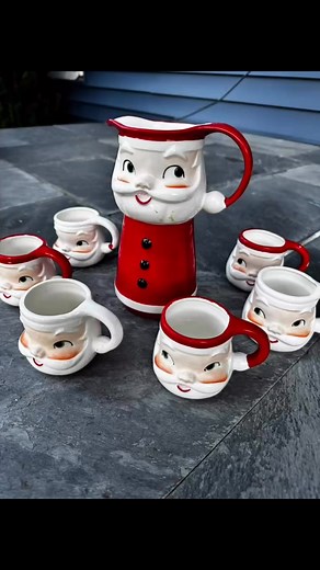 My super rare Stylehouse Santa mug and pitcher set are making their way to Antiques of Winfield for the holiday open house! They can be viewed in booth HOH Saturday and Sunday from 10-5pm! The shop is absolutely bursting with vintage Christmas and we hope you’ll join us for some holiday shopping fun! 🤗 #handsonhistory5 #antiquesofwinfield #vintagechristmas #vintagechristmasdecor #santa #vintagesanta #estatesalefinds #vintage | Hands on History