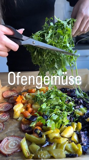 Julia Klein on Instagram: "Folge mir für mehr antientzündliche Rezepte! 💗 Rezept ⬇️ 🥕🥔🥦 Einfach einen Mix deiner Lieblingsherbstgemüse – ich habe hier Rotkohl, Paprika, Ringelbete und bunte Möhren verwendet – auf ein Backblech legen, mit Olivenöl beträufeln und sanft im Ofen backen (den Ofen auf 180°C vorheizen). Sobald das Gemüse zart und leicht geröstet ist, toppe es mit frisch gehackter Petersilie und gekochtem Buchweizen, und kröne es mit einer Prise Salz.☺️"
