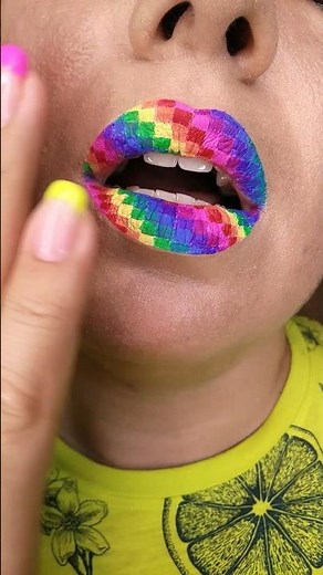 Pixelated makeup: rainbow lips edition! 🌈
