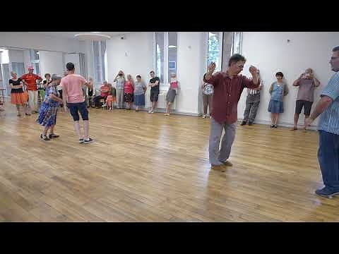 Bourrées à 3 temps "croisées": danseurs du Berry et de l'Aubrac