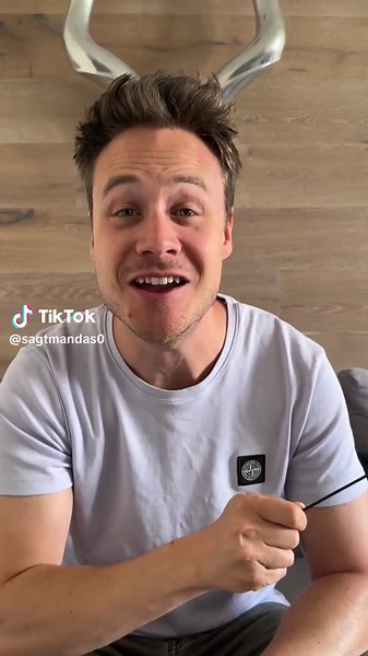 Hokus Pokus Fidibus…was zaubert denn Max Felder da? Er zaubert uns die Erklärung zu “Fidibus”! Kennt ihr noch mehr Begriffe rund um Magie, Hexerei und Zauberei, die Max Euch erklären soll? #sprache #deutsch #redewendung #erklärung #synchronsprecher #synchronschaupieler #synchro #dubbing #sagtmandas #maxfelder #ronweasley #erenjäger #jacobblack #zauberei #magie #zauberspruch #hexerei #wortschatz #fyp #4you #fidibus #hokuspokus #kater #schwarzerkater @Max Felder