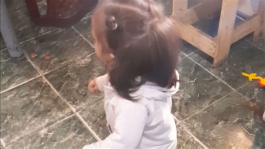Silly girl's hilariously accurate imitation of a washing machine