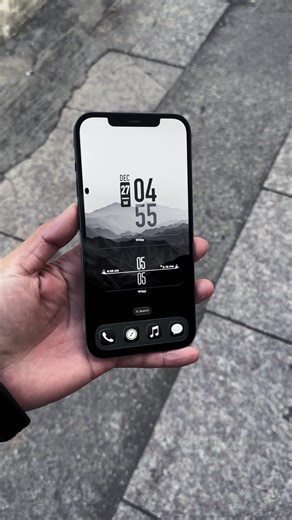 Minimalist Black and White iOS 26 Home Screen Setup