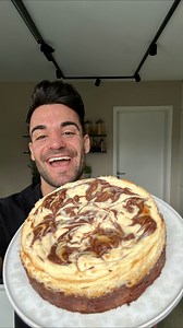Brownie Cheesecake 😍🍰🍫 Das ist genau das richtige Rezept für diejenigen, die sich nie entscheiden können 🤤😍 Was magst du mehr?! EGAL, diesen Kuchen wirst du lieben 😂 Zutaten: Für den Brownie - 100 g brauner Zucker - 100 g weißer Zucker / 200 g Erythrit - 125 g geschmolzene Butter - 2 Eier - 1 Eigelb - 200 g geschmolzene Schokolade - 50 g Kakaopulver - 120 g Mehl - 1 Prise Salz Für den Cheescake: - 200g Frischkäse - 150g Sykr/ Magerquark - 2 Eier - 1 Pk. Vanille Pudding Pulver - 100g Erythr