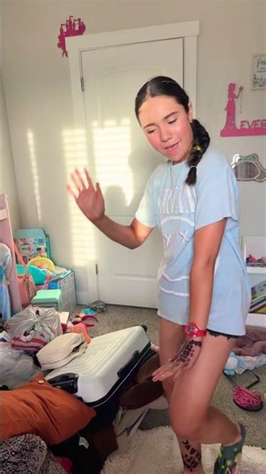 I love this dance and my little cousin was recording lol