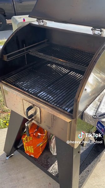 This is called “ smoke ignition “ Smoke ignition: The ignition of the products of pyrolysis and incomplete combustion interior or exterior to the fire compartment due to the accumulated smoke layer falling within its flammability range and either auto-igniting or igniting due to an ignition source.————————Thats why you start up with the lid open to prevent the accumulation of smoke. Opening vid credit @@Stotts##smokefire##pelletgrill##bbq##pelletsmoker##safety##readinstructions##campchef##trager