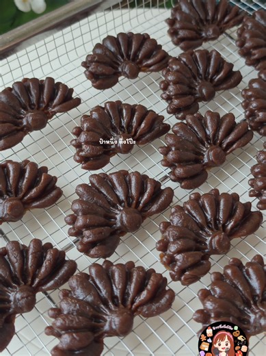 จากกล้วยสุกงอมใกล้โยนทิ้ง สู่กล้วยกวนเนื้อหนึบ สุดปัง! ทำง่าย อร่อย หนึบ!! สูตรและวิธีทำกล้วยกวน (35 - 37 ชิ้น) เนื้อกล้วยน้ำว้าสุก 1 กิโล (น้ำหนักไม่รวมเปลือก) น้ำตาลทราย 125 กรัม กะทิ 125 กรัม เกลือ 1/2 ช้อนชา ผงโกโก้ 1 ช้อนโต๊ะ แป้งเค้ก 50 กรัม -หั่นกล้วยเป็นแว่น แล้วเทวัตถุดิบทั้งหมดรวมกับกล้วย - นำไปปั่นให้ละเอียด - เทใส่กระทะ กวนไฟกลาง - อ่อน (ช่วงแรกใช้ไฟแรงได้) กวนจนแห้ง จับตัวเป็นก้อน ปั้นได้ - พักให้เย็น กดลงพิมพ์ - อบที่ 60 องศาเซลเซียส 5 - 6 ชั่วโมง หรือจนแห้งตามต้องการ หรือตากแดดให้