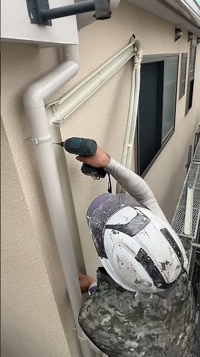 外壁塗装完了後にエアコンのスリムダクトカバーを新しく設置しています。基本的にカバーは塗装時に取り外して新しく交換するようにしています。#エアコン#スリムダクトカバー#外壁塗装#中里塗装#モルタル