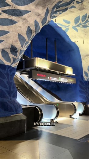 J’ÉTAIS PAS PRÊT À CE QUE STOCKHOLM ALLAIT M’OFFRIR 🇸🇪😳 Personne en parle vraiment… Et pourtant, si t’as un week-end et que tu veux vraiment changer d’air, pars en Suède. Et surtout à Stockholm. Une ville entre modernité et nature 🌿🏙️ Des petites îles partout, une ambiance grave spéciale. Des transports en commun en bateau parfois ⛴️ Et un des plus beaux réseaux de métro au monde 🚇 Juste pour ça, ça mérite le voyage (vidéo dédiée très vite 👀). On y mange super bien 🍽️ Cuisine suédoise, r