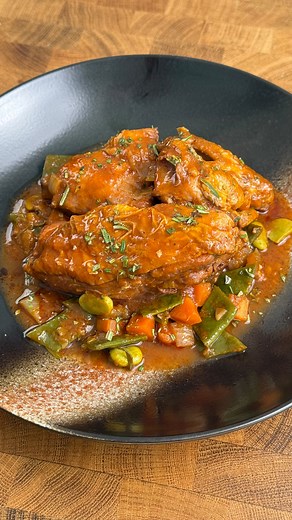 Me lo avete chiesto! Episodio 133🍗 Pollo in umido 🤤 ingredienti x4: 1 pollo nostrano 2 gambi di sedano 2 carote medie 1 cipolla 2 spicchi d'aglio 1 peperoncino un pezzetto di porro 1 bicchiere di vino rosso 300g di un ottima passata di pomodoro 2/3 rametti di rosmarino 2/3 rametti di salvia 300g taccole 80g fave già pulite olio evo q.b. sale q.b. pepe q.b. acqua q.b. Buon Appetito!🍴 You asked for it! Episode 133🍗 Stewed Chicken 🤤 Ingredients for 4: 1 local chicken 2 celery stalks 2 medium c