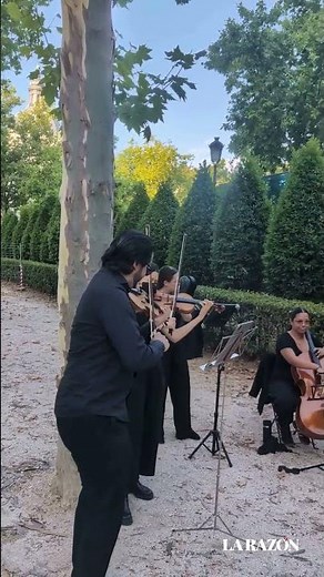 Hazte Oír brings five musicians to the doors of the National Court awaiting Zapatero