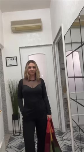 Sciarpa Hack …video da salvare… Ecco un modo creativo per indossare la sciarpa in modo diverso e originale… Che voto dai da 1-10 per questo mod di moda? #fashionhack #truccosciarpa #fashion #tutorial